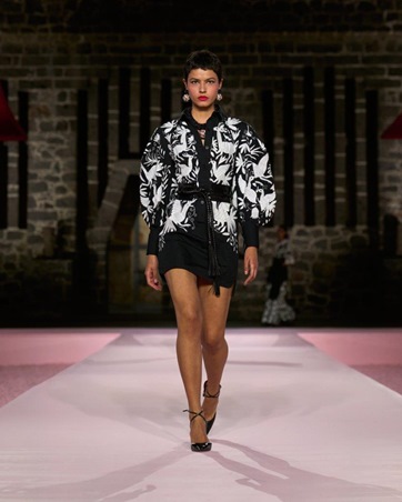 كارولينا هيريرا تلتقي بالغروب المكسيكي في مجموعة ريزورت 2025 والنتيجة تصاميم فريدة من نوعها